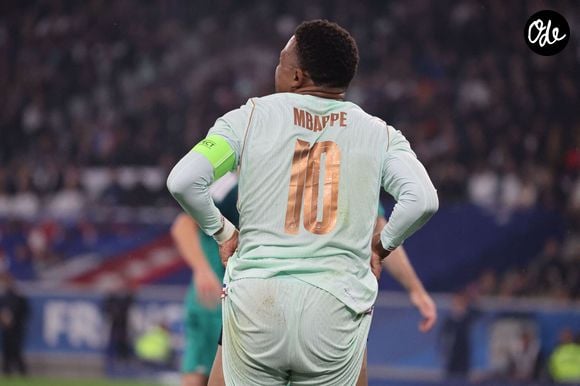 L'entreprise chargée du flocage officiel a levé le voile sur cette petite différence qui fait toute son originalité.

Kylian MBAPPÉ (France) - Les Bleus ont remporté leur dernier match de préparation contre l'Irlande du Nord (3-1) à Lille, grâce à un triplé de M. Olise le 8 juin 2026. © Laurent Sanson/PsnewZ/Bestimage