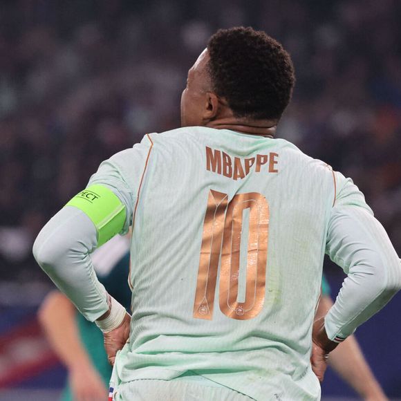 L'entreprise chargée du flocage officiel a levé le voile sur cette petite différence qui fait toute son originalité.

Kylian MBAPPÉ (France) - Les Bleus ont remporté leur dernier match de préparation contre l'Irlande du Nord (3-1) à Lille, grâce à un triplé de M. Olise le 8 juin 2026. © Laurent Sanson/PsnewZ/Bestimage