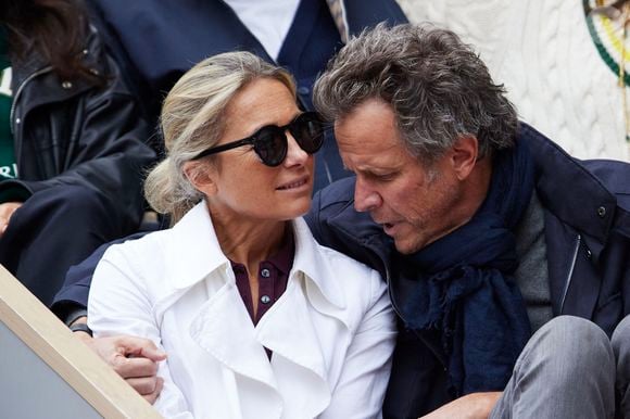 Amour, famille, argent, succès... Tout semble sourire au couple de quinquagénaires ! 

Anne-Sophie Lapix et son mari Arthur Sadoun dans les tribunes au même moment dans les tribunes des Internationaux de France de tennis de Roland Garros 2024 à Paris, France, le 2 juin 2024. © Jacovides-Moreau/Bestimage