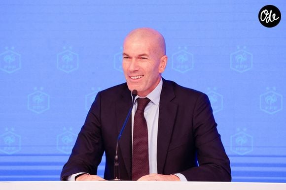 PARIS, le 29 juillet 2026 - Zinedine Zidane, nouvellement nommé sélectionneur de l'équipe de France de football, s'exprime lors d'une conférence de presse aux côtés de Philippe Diallo, président de la Fédération française de football, au siège de la fédération à Paris, en France, le 28 juillet 2026. (Photo : Henri Szwarc/Xinhua/ABACAPRESS.COM