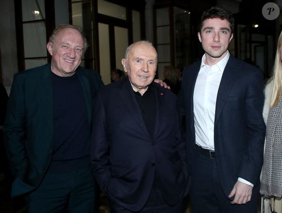 Avec cet investissement, le père de François-Henri Pinault pérennise l'héritage familial et allie grand luxe, histoire de France et art de vivre.

François Pinault entre son fils François-Henri Pinault et son petit-fils François Pinault Jr - Vernissage de "Corps et âmes", la nouvelle Collection Pinault à la Bourse du Commerce à Paris le 4 Mars 2025. 

© Bertrand Rindoff / Bestimage