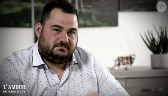 Guillaume de L'amour est dans le pré saison 17, lit son courrier ©M6