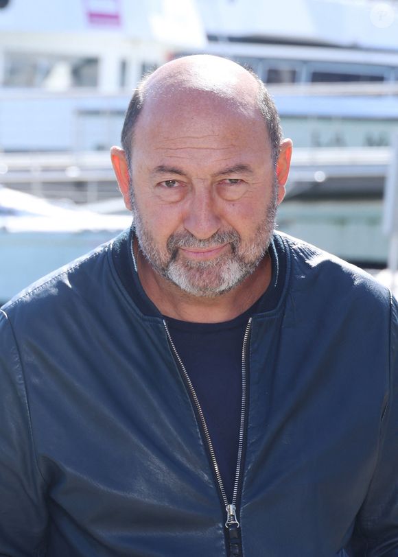 Kad Merad - Photocall de la série "Belphegor" lors du 27ème Festival de la Fiction de la Rochelle (16 - 21 septembre 2025), le 17 septembre 2025. 
© Denis Guignebourg / Bestimage