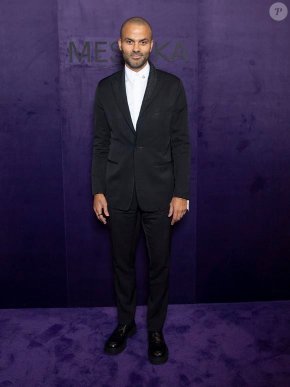 Tony Parker venu en célibataire, très élégant avec un costume noir.

Tony Parker au photocall du défilé Messika Collection Femme Prêt-à-Porter Printemps/Eté 2026 lors de la Fashion Week de Paris (PFW), au Musée des Arts décoratifs, à Paris, France, le 3 octobre 2025. © Olivier Borde/Bestimage