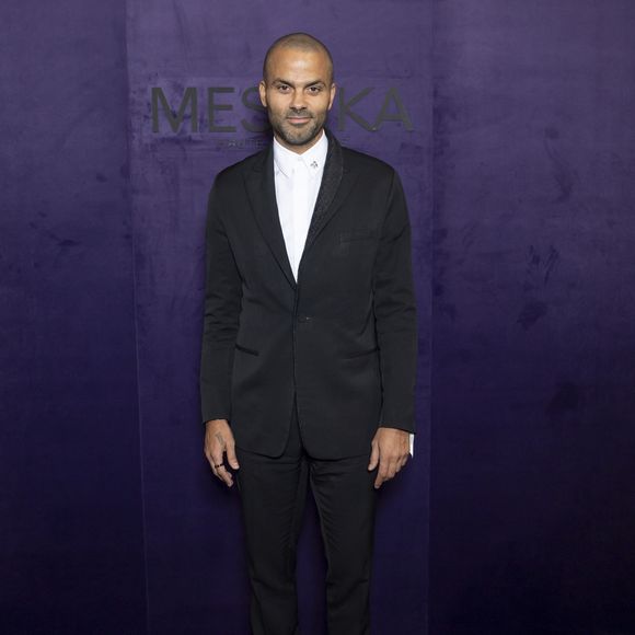 Tony Parker venu en célibataire, très élégant avec un costume noir.

Tony Parker au photocall du défilé Messika Collection Femme Prêt-à-Porter Printemps/Eté 2026 lors de la Fashion Week de Paris (PFW), au Musée des Arts décoratifs, à Paris, France, le 3 octobre 2025. © Olivier Borde/Bestimage