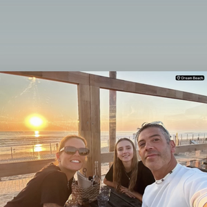 Ils dînent tous les trois dans un restaurant situé à Biscarrosse-Plage.

Sur les réseaux sociaux, David Lince vient de publier une photo dans laquelle on l'aperçoit aux côtés de Laure Manaudou et Manon.

Story Instagram de Manon Bousquet.