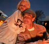 C’est via une story Instagram qu’elle a alors partagé une récente photo d’Emilia avec son père, prise quelques mois seulement avant la mort de l’acteur. 

James Van Der Beek et sa fille Emilia - photo partagée par Kimberly Van Der Beek le 26 mars 2026 à l'occasion des 10 ans d'Emilia