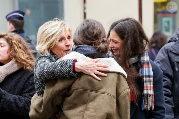 Evelyne Dhéliat réconforte les filles de C.Laborde, Pia Laborde et Gabrièle Laborde - Sortie des obsèques de Catherine Laborde en l’église Saint-Roch à Paris, le 6 février 2025. © Jacovides - Moreau / Bestimage