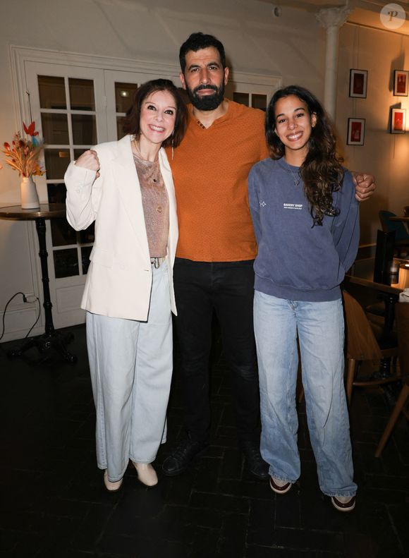 Le couple avait choisi un thème original : une fête foraine entièrement recréée pour l’occasion.

 Magali Genoud, Azeddine Benamara et Maëlis Adalle - Première de la pièce "Le dernier cèdre du Liban" au théâtre de l'oeuvre à Paris le 11 septembre 2025.  Coadic Guirec/Bestimage
