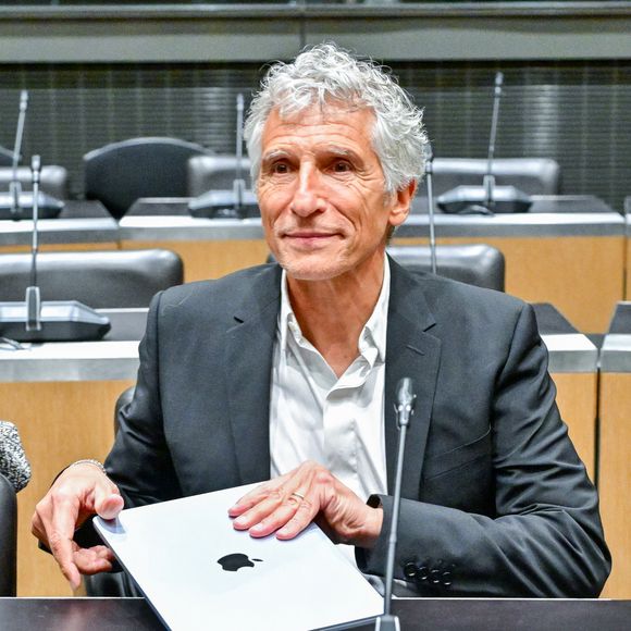 Nagui assiste à une audition devant la commission d'enquête parlementaire sur la neutralité, le 1er avril 2026. 

Photo : Christian Liewig / Bestimage