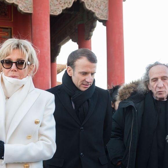 Le président de la République Emmanuel Macron, sa femme la Première dame Brigitte Macron (Trogneux) (manteau Olivier Rousteing pour Balmain) et l'historien Patrice Fava - Le président de la République et sa femme la Première dame visitent la Cité interdite avec des élèves de l’établissement français Charles de Gaulle de Pékin et d’une école chinoise à Pékin lors de la visite d'Etat de trois jours en Chine, le 9 janvier 2018. © Jacques Witt/Pool/Bestimage