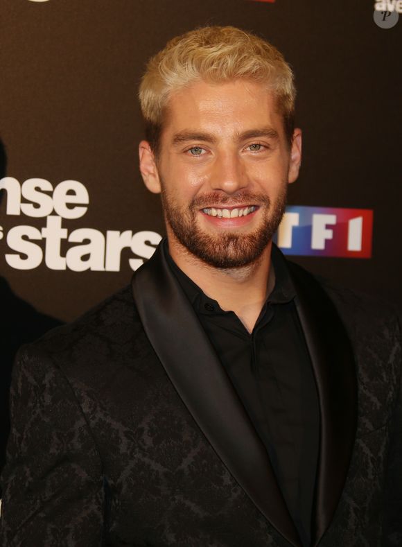 Malgré une surdité dégénérative lui faisant perdre 80 % de ses capacités auditives, il a poursuivi son rêve.

Yann-Alrick Mortreuil au photocall de l'émission "Danse Avec Les Stars - Saison 7" à Boulogne-Billancourt, le 28 septembre 2016. © Denis Guignebourg/Bestimage