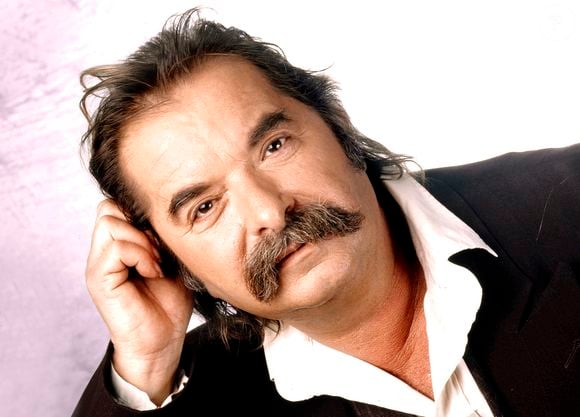 Pour Julien Razemon qui ne connaissait pas Pierre Vassiliu en achetant la villa, aujourd&#039;hui appelée La maison Despouès, ce fut un véritable coup de coeur. 

Pierre Vassiliu

 © Cédric Perrin / Bestimage