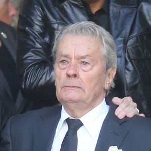 Un moment très difficile pour l'acteur

Pascal Desprez et Alain Delon - Sorties des obsèques de Mireille Darc en l'église Saint-Sulpice à Paris. Le 1er septembre 2017
Bestimage