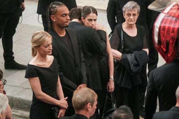 Audrey Crespo-Mara, son fils Sekou, Gaston Ardisson, sa compagne et Nicole Mougenot (la mère d'A. Crespo-Mara) - Sorties des obsèques de Thierry Ardisson en l’église Saint-Roch de Paris, France, le 17 juillet 2025. © Bestimage