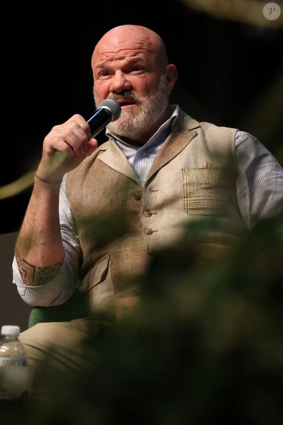 La carte rend hommage à ses racines, avec notamment une île flottante dédiée à son père.

Le chef Philippe Etchebest au 20ème Festival du Livre gourmand au Théâtre de Périgueux, le 15 novembre 2025. ©Jean-Marc LHOMER/Bestimage.