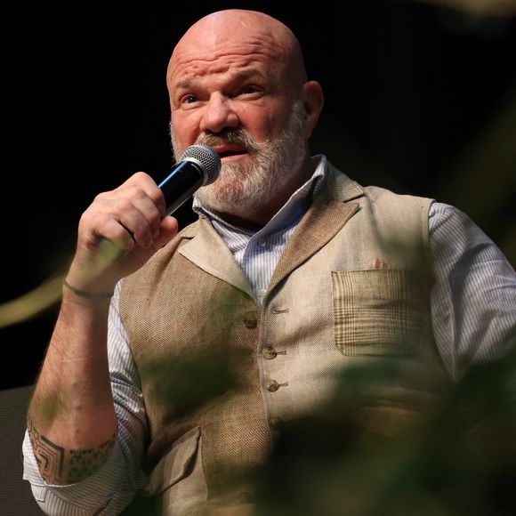 La carte rend hommage à ses racines, avec notamment une île flottante dédiée à son père.

Le chef Philippe Etchebest au 20ème Festival du Livre gourmand au Théâtre de Périgueux, le 15 novembre 2025. ©Jean-Marc LHOMER/Bestimage.