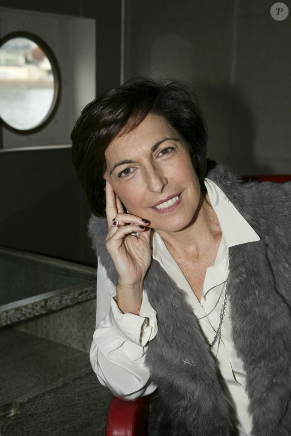 Ruth Elkrief pose à Paris le 5 novembre 2015. JLPPA / Bestimage