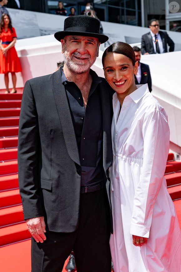 Une vie loin des crampons pour les enfants de l'ex-star du ballon rond qui joue aujourd'hui sur des plateaux de cinéma et qui est le partenaire de l'actrice Rachida Brakni.

Éric Cantona et Rachida Brakni à la conférence de presse de 'Soudain' à Cannes au Palais des Festivals à Cannes, France, le 15 mai 2026 dans le cadre du 79ème Festival de Cannes. Photo par Nicolas Genin/Abaca