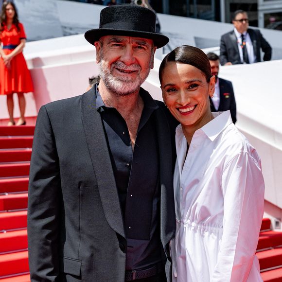Une vie loin des crampons pour les enfants de l'ex-star du ballon rond qui joue aujourd'hui sur des plateaux de cinéma et qui est le partenaire de l'actrice Rachida Brakni.

Éric Cantona et Rachida Brakni à la conférence de presse de 'Soudain' à Cannes au Palais des Festivals à Cannes, France, le 15 mai 2026 dans le cadre du 79ème Festival de Cannes. Photo par Nicolas Genin/Abaca