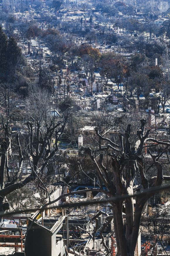 Après les incendies dévastateurs du 7 janvier 2025, les habitants d'Altadena (Calfiornie) tentent de prendre un nouveau départ, à l'instar du couple belge Nicolas Husson et Catherine De Pauw, résidant aux Etats-Unis depuis 24 ans dont 18 ans passés à Los Angeles. Le 12 janvier 2025. 
© Pieter-Jan Vanstockstraeten / Bestimage