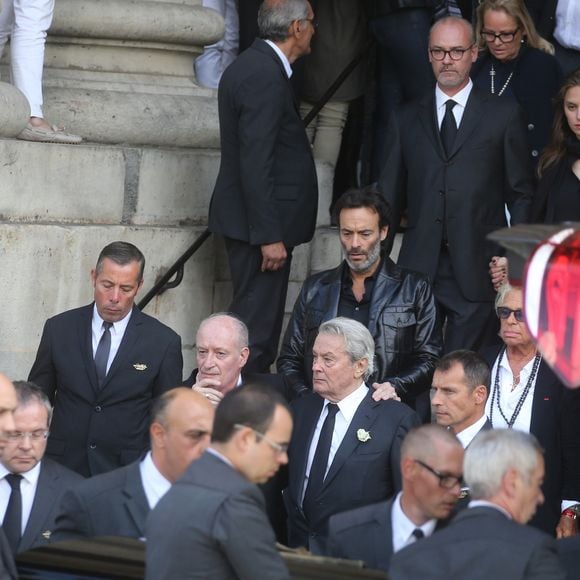 Pascal Desprez, Alain Delon, Anthony Delon, le fils de Pascal Desprez et sa femme, Véronique de Villèle - Sorties des obsèques de Mireille Darc en l'église Saint-Sulpice à Paris. Le 1er septembre 2017. © Agence / Bestimage