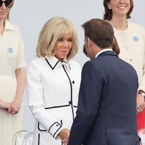 Selon elle, tout repose sur une règle simple : bien connaître sa morphologie pour adapter volume et longueur. 

Brigitte Macron, le président Emmanuel Macron - Cérémonie du 145ème défilé militaire du 14 juillet, jour de la Fête Nationale, avenue des Champs-Elysées à Paris.
© Dominique Jacovides / Bestimage