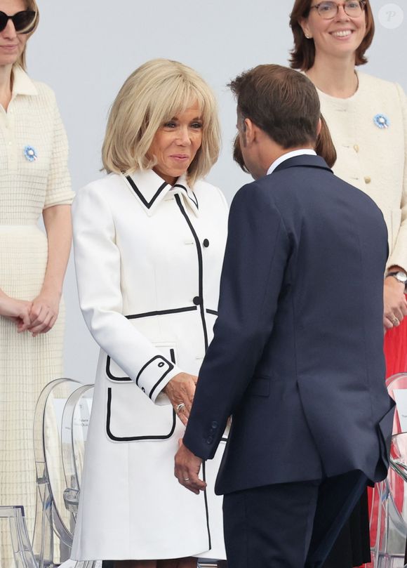 Selon elle, tout repose sur une règle simple : bien connaître sa morphologie pour adapter volume et longueur. 

Brigitte Macron, le président Emmanuel Macron - Cérémonie du 145ème défilé militaire du 14 juillet, jour de la Fête Nationale, avenue des Champs-Elysées à Paris.
© Dominique Jacovides / Bestimage