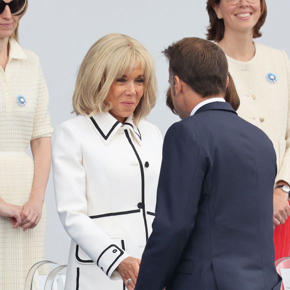 Selon elle, tout repose sur une règle simple : bien connaître sa morphologie pour adapter volume et longueur. 

Brigitte Macron, le président Emmanuel Macron - Cérémonie du 145ème défilé militaire du 14 juillet, jour de la Fête Nationale, avenue des Champs-Elysées à Paris.
© Dominique Jacovides / Bestimage