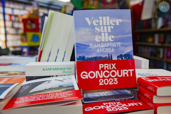 Présentation des livres primes sur un présentoir d'une librairie, prix littéraires, avec le prix Goncourt 2023, Veiller sur elle de Jean Baptiste Andrea - Photo by Durand T/ANDBZ/ABACAPRESS.COM