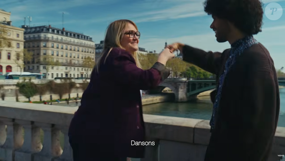 Parmi les participants figurent l'actrice Lola Dubini, ainsi que le danseur et acrobate Mathieu Forget, le fils de l'ancien champion de tennis Guy Forget.


Lola Dubini dans le clip de "Dansons" (Vidéo officielle)