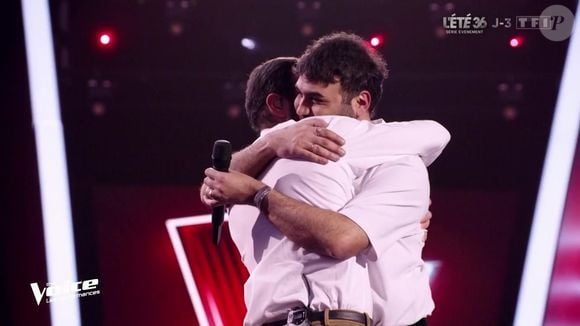 Sam, 38 ans, a réagi avec élégance sur Instagram : “Je n'étais pas venu pour gagner. J'étais venu pour faire bien. Et pas pour faire mieux.”

Pour l'étape des demi-finales de cette saison de "The Voice", les huit candidats encore en lice ont inaugurés les Performances. Ici Sam en compagnie de son frère Ycare sur le plateau de The Voice sur TF1