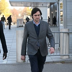 Alain-Fabien Delon assiste son passage en audience, dans le procès l'opposant à sa soeur A.Delon, devant la 17ème chambre correctionnelle du tribunal judiciaire de Paris, le 17 mars 2026.