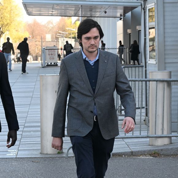 Alain-Fabien Delon assiste son passage en audience, dans le procès l'opposant à sa soeur A.Delon, devant la 17ème chambre correctionnelle du tribunal judiciaire de Paris, le 17 mars 2026.