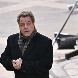 Il indique que c'est lui qui a trouvé le nom Gipsy Kings : "À l’époque, personne n’en voulait. Personne ne parvenait même à le prononcer correctement"

Chico Bouchikhi arrive à l'église Notre-Dame de l'Assomption, pour la cérémonie funéraire de l'actrice française Brigitte Bardot, à Saint-Tropez, le 7 janvier 2026. 

 Photo par Julien Reynaud/APS-Medias/ABACAPRESS.COM