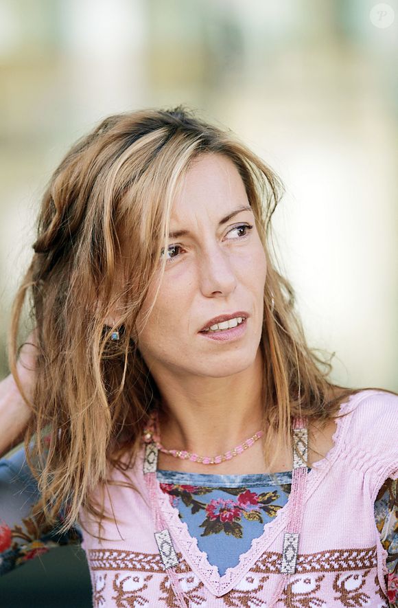 Cette dernière qui a été battue par le chanteur a en croire un rapport médical cité dans le documentaire.

Kristina Rady, la compagne de la star du rock 'Noir Desir' Bertrand Cantat, condamné en Lituanie pour le meurtre de son actrice Marie Trintignant, photographiée au palais de justice de Bordeaux, dans le sud-ouest de la France, le 31 août 2004, après que le tribunal a décidé de suspendre la saisie conservatoire des comptes bancaires de Bertrand Cantat. Cantat pourrait être remis aux autorités françaises ce mois-ci, plusieurs mois plus tôt que prévu. Photo par Patrick Bernard/ABACA.