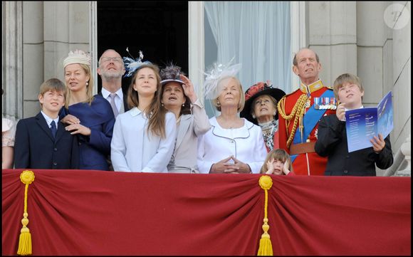 Lady Marina Windsor, cousine de William et Harry, a annoncé ses fiançailles

Cassius Taylor, Lady Helen Taylor, Marina Charlotte Windsor, la princesse Alexandra, Eloise Taylor et Colombus Taylor. Revue des troupes à Londres GOFF INF / BESTIMAGE