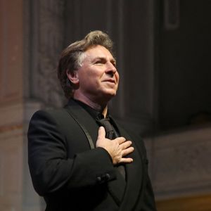 Roberto Alagna remercie le public lors de son Concert avec l'Orchestre Colonne à la Salle Gaveau à Paris, le 11 Janvier 2024.

© Bertrand Rindoff / Bestimage