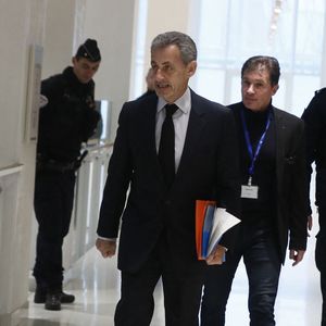 Nicolas Sarkozy ne pourra désormais quitter son domicile que durant certaines heures, fixées lors de son entretien avec le JAP la semaine dernière.

Nicolas Sarkozy - Arrivées au procès du financement libyen de Sarkozy le 6 février 2025.

© Christophe Clovis / Bestimage
