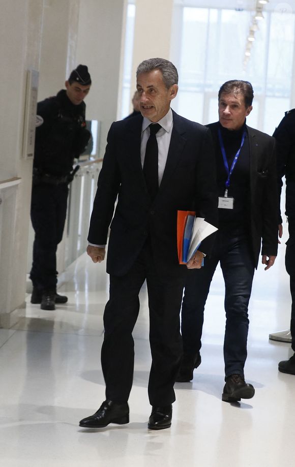Nicolas Sarkozy ne pourra désormais quitter son domicile que durant certaines heures, fixées lors de son entretien avec le JAP la semaine dernière.

Nicolas Sarkozy - Arrivées au procès du financement libyen de Sarkozy le 6 février 2025.

© Christophe Clovis / Bestimage