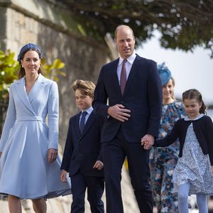 C'est un rendez-vous que les Windsor ne manquent pourtant jamais. 

Le prince William, duc de Cambridge, et Catherine (Kate) Middleton, duchesse de Cambridge, et leurs enfants, le prince George de Cambridge, et la princesse Charlotte de Cambridge, arrivent à la chapelle Saint-Georges de Windsor pour assister à la messe de Pâques.