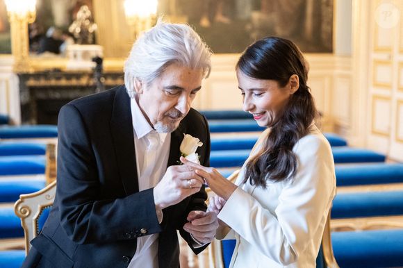 Exclusif - Mariage de Serge Lama et Luana Santonino à la mairie du 7ème arrondissement de Paris. Rachida Dati, Maire du 7ème a célébré le mariage. Paris, le 11 février 2021. © Cyril Moreau/Bestimage