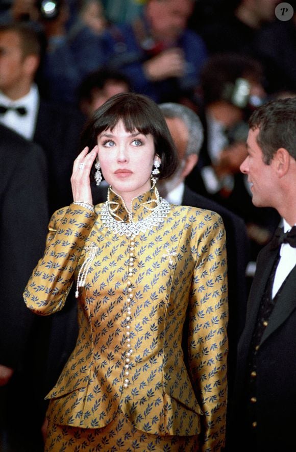 Zoé se fraie un chemin loin de l’ombre imposante de sa tante. Isabelle Adjani, icône du cinéma français, l’a pourtant marquée dès son plus jeune âge...

Isabelle Adjani, Festival de Cannes, 1997.