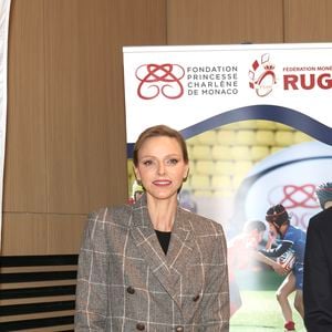 La princesse a tenu un discours pour cette occasion spéciale.

La Princesse Charlène de Monaco assiste au 2ème concours créatif du maillot qui sera porté par l'équipe nationale monégasque de rugby à VII des moins de 16 ans. 
© Claudia Albuquerque / Bestimage