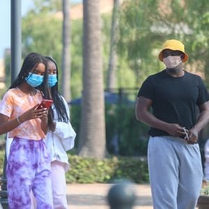 Exclusif - Sean Combs (Puff Daddy, Puffy, Diddy, P. Diddy,) est en virée shopping avec ses filles à Malibu le 19 octobre 2020. (Coleman-Rayner / Bestimage).