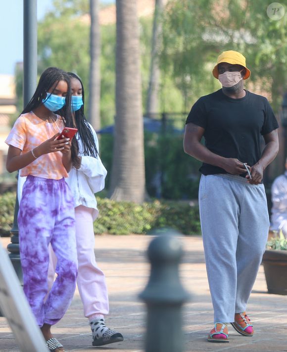 Exclusif - Sean Combs (Puff Daddy, Puffy, Diddy, P. Diddy,) est en virée shopping avec ses filles à Malibu le 19 octobre 2020. (Coleman-Rayner / Bestimage).