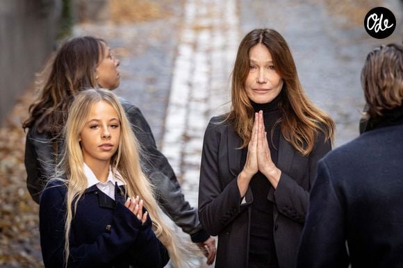 Pour avancer vers la sobriété, l’ancienne Première dame a fait une promesse importante à sa fille Giulia : ne pas boire d’alcool pendant un an.

Giulia Sarkozy et Carla Bruni devant la résidence de Nicolas Sarkozy, avant son départ pour la prison de La Santé où il doit purger une peine de cinq ans de prison pour association de malfaiteurs. Paris, France, 21 octobre 2025.  Photo d’Alexis Jumeau/ABACAPRESS.COM