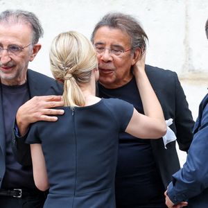 Audrey Crespo-Mara, Laurent Voulzy - Sorties des obsèques de Thierry Ardisson en l’église Saint-Roch de Paris, France, le 17 juillet 2025. © Clovis-Jacovides/Bestimage