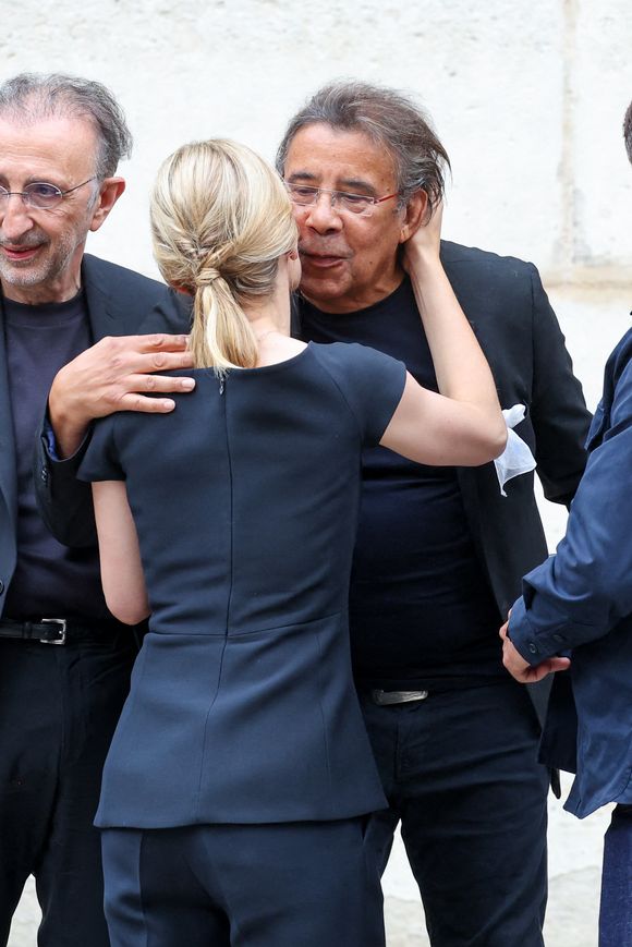 Audrey Crespo-Mara, Laurent Voulzy - Sorties des obsèques de Thierry Ardisson en l’église Saint-Roch de Paris, France, le 17 juillet 2025. © Clovis-Jacovides/Bestimage