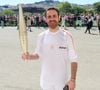 Camille Combal avec la torche lors de la première étape du relais de la flamme olympique à Marseille, France, le 9 mai 2024. Les porteurs de la torche doivent transporter la flamme olympique dans les rues de la cité phocéenne de Marseille, un jour après son arrivée sur le majestueux navire à trois mâts "Belem" pour la cérémonie d'accueil. Le relais de la torche olympique parcourra 12 000 kilomètres (7500 milles) à travers la France. © Dominique Jacovides/Bestimage